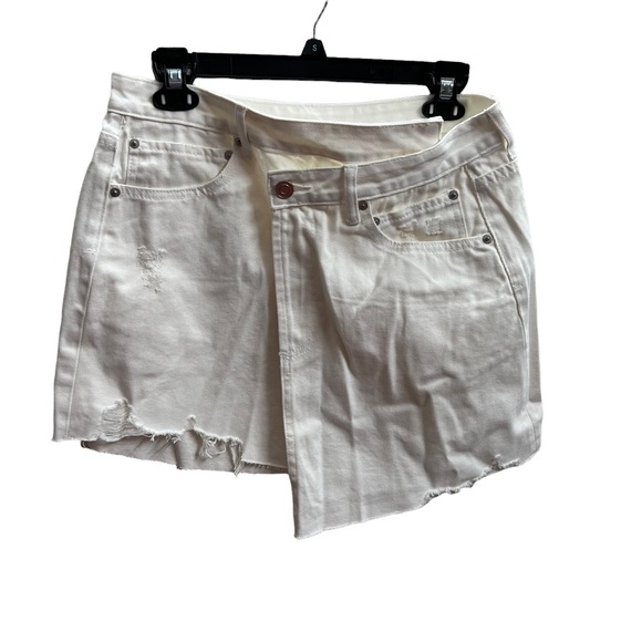 Giani Bini size 29 waist white jean asymmetrical mini skirt raw hem  15” Length - Picture 4 of 9